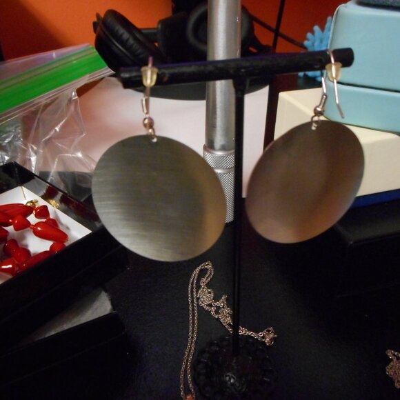 Golden Rose pattern necklace with earrings Jewelry Set - Picture 4 of 5